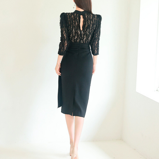 ハイウエストでスタイルアップが叶う黒ワンピース 後ろ姿