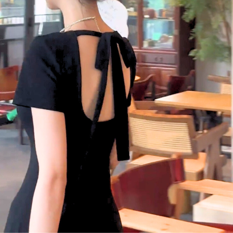 後ろ姿まで抜かりない、大人可愛いバックリボンデザインの夏ワンピース