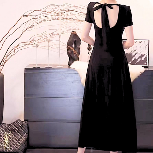 30代女性にぴったりな夏の黒ワンピース。大きめバックリボンが視線を集めるデート向けスタイル