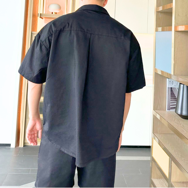 黒セットアップのバックスタイル全身ショット