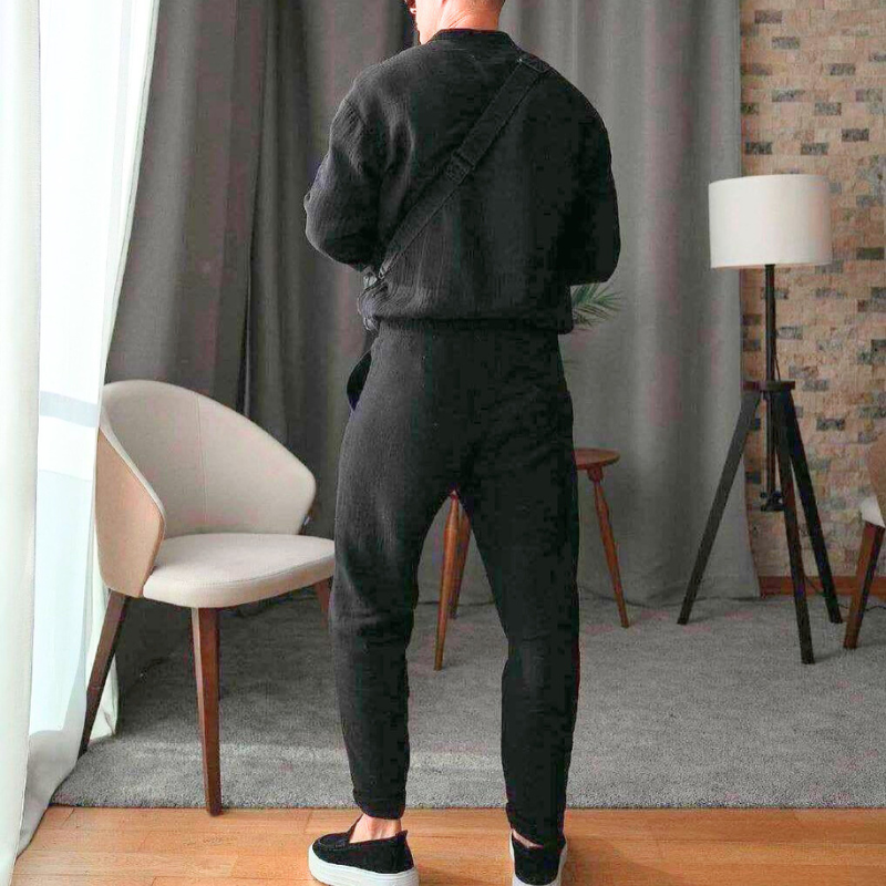 黒セットアップを後ろから見たスタイリッシュなシルエット