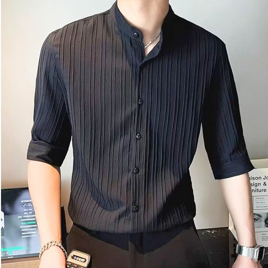 黒のアイスシルク素材シャツをクールに着用した30代男性の正面姿