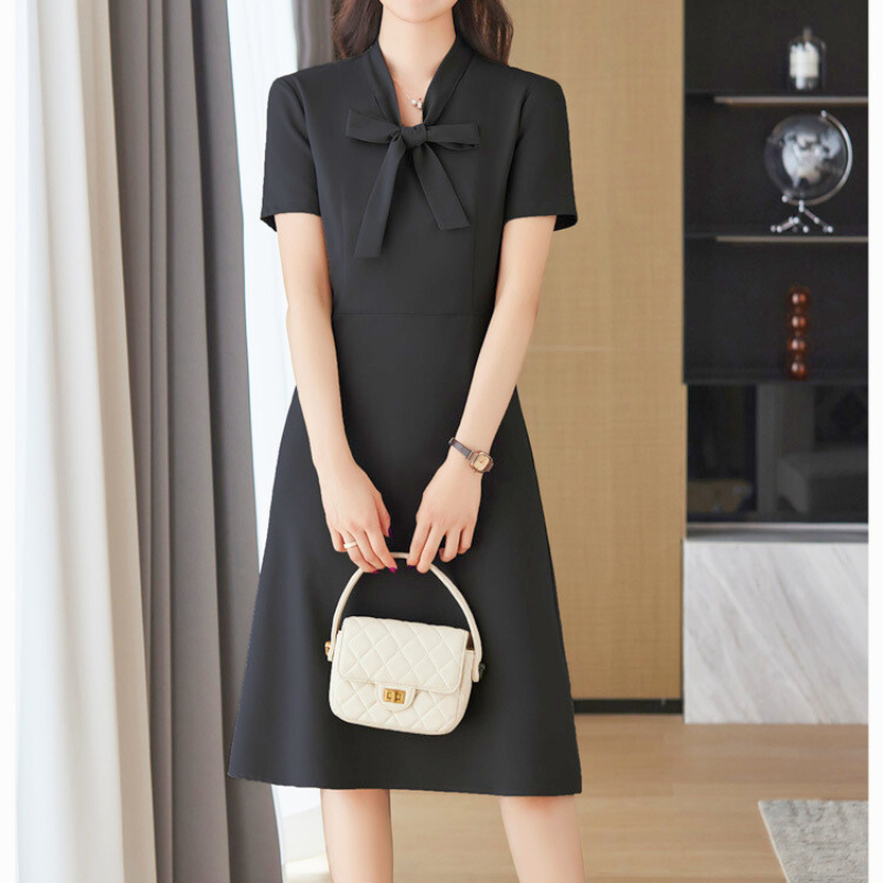 ブラックワンピースのボウタイアップ