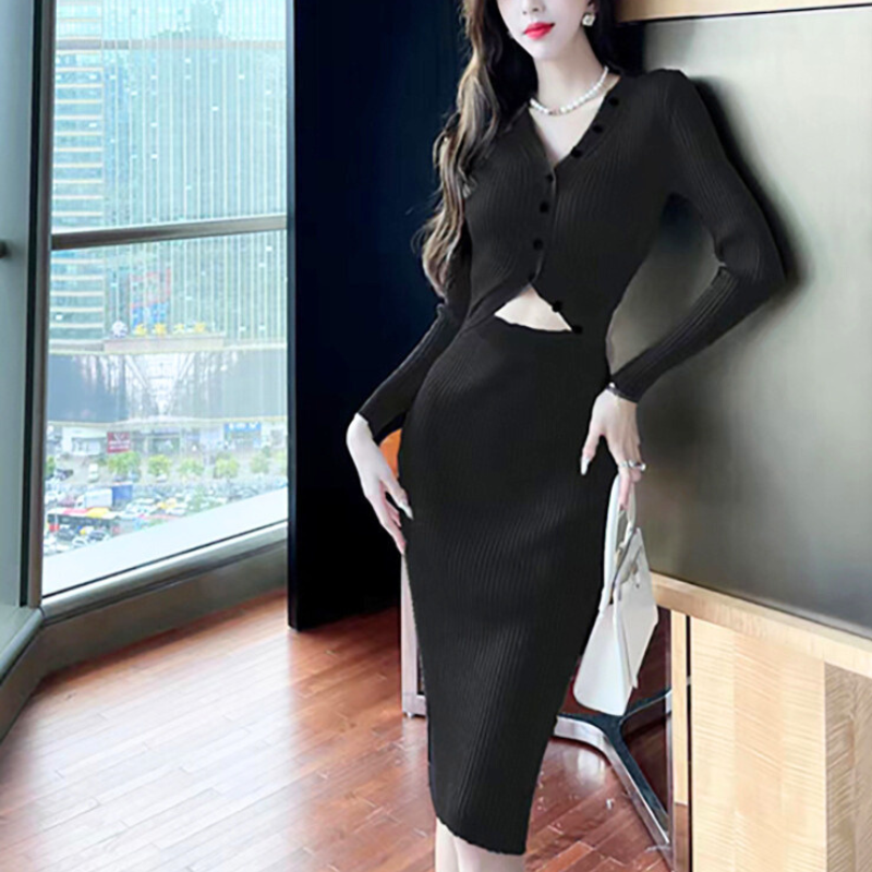 ブラックのチラ見せカットアウトリブニットタイトワンピース