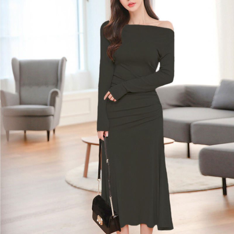 肩見せスタイルで大人の余裕を感じさせる2way着こなし