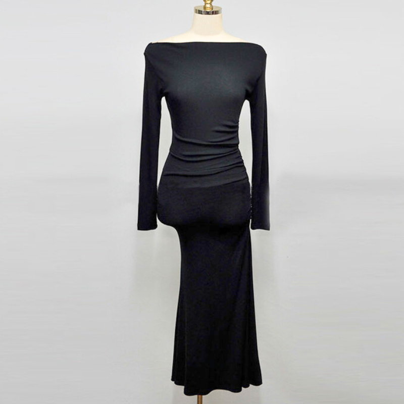 ワンショルダー風にも着られる2way仕様で色気あるシルエット