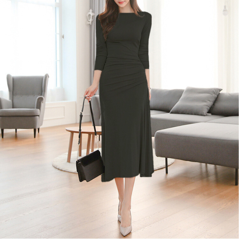 ヒールと合わせて春秋のデートに映えるロングワンピスタイル