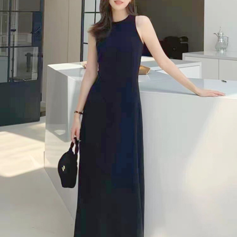 ラフにまとめた黒ワンピ×ミニバッグのリゾート風スタイリング