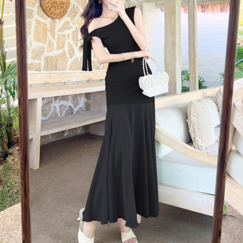 シアースカートの切り替えが美しい黒マキシドレスのフロント姿