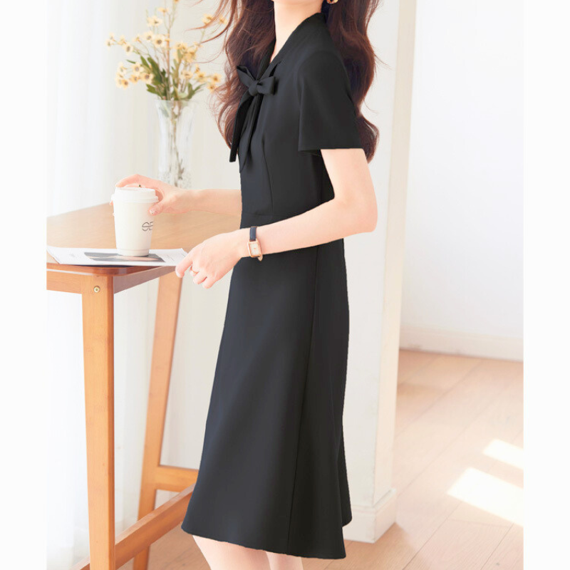 着用感がわかる黒ワンピースの動きある写真