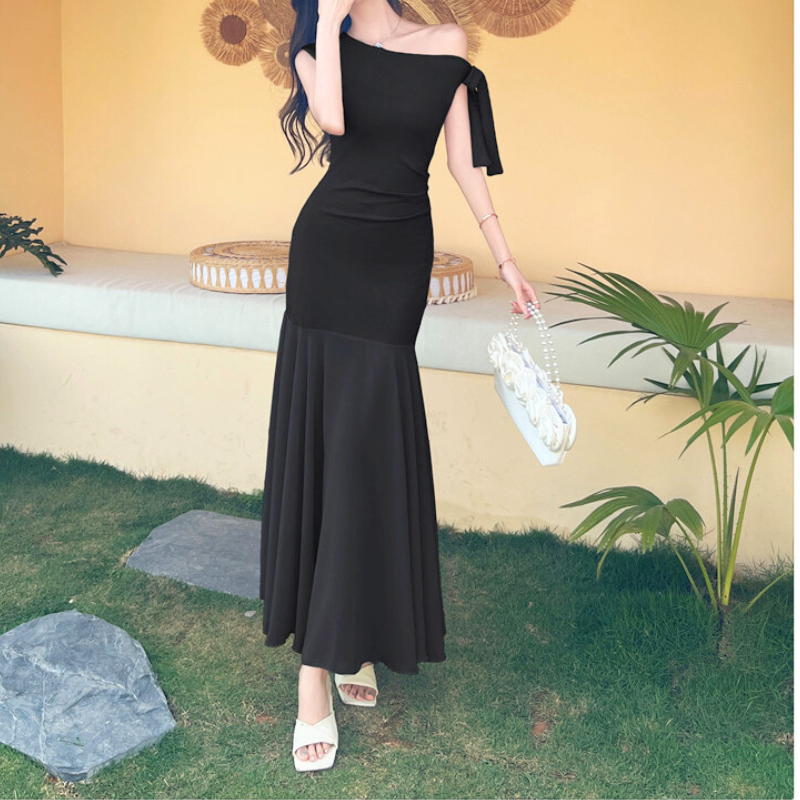 サイドから見た黒ワンピースの美ラインシルエット