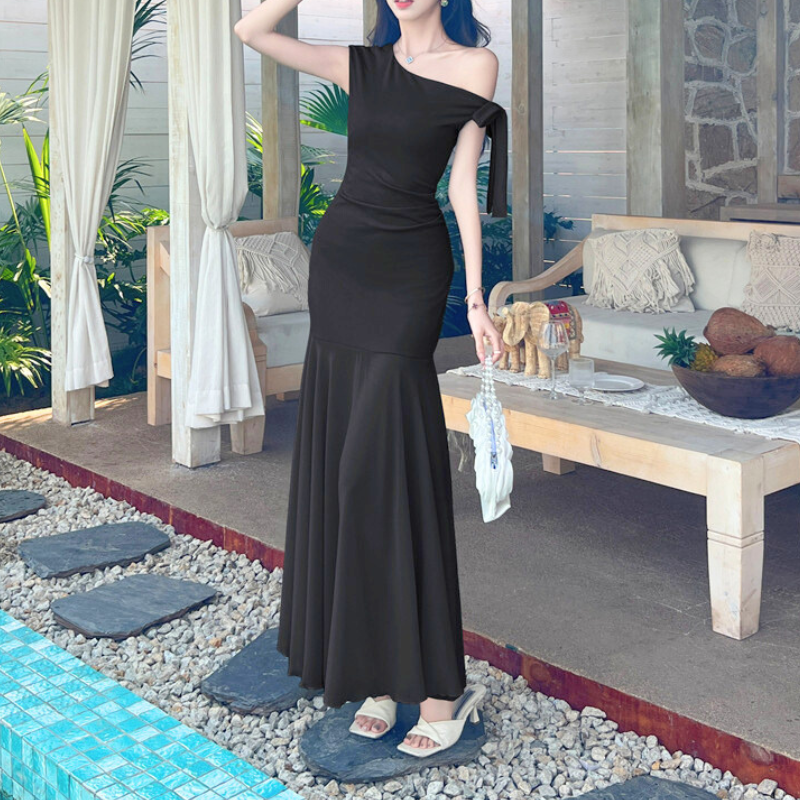 プールサイドで黒ワンピを着こなすリゾートスタイル