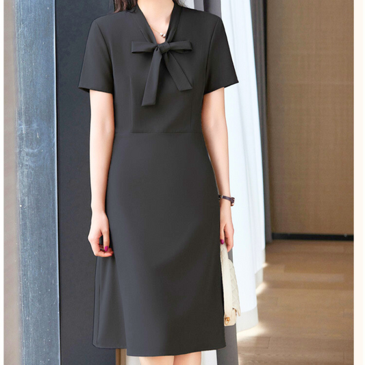 黒ワンピースで知的な印象に