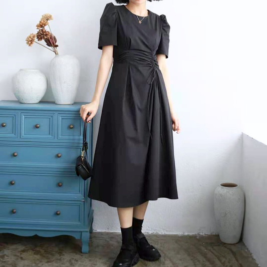 ウエストギャザーでスタイルアップするブラックワンピースの全身コーデ