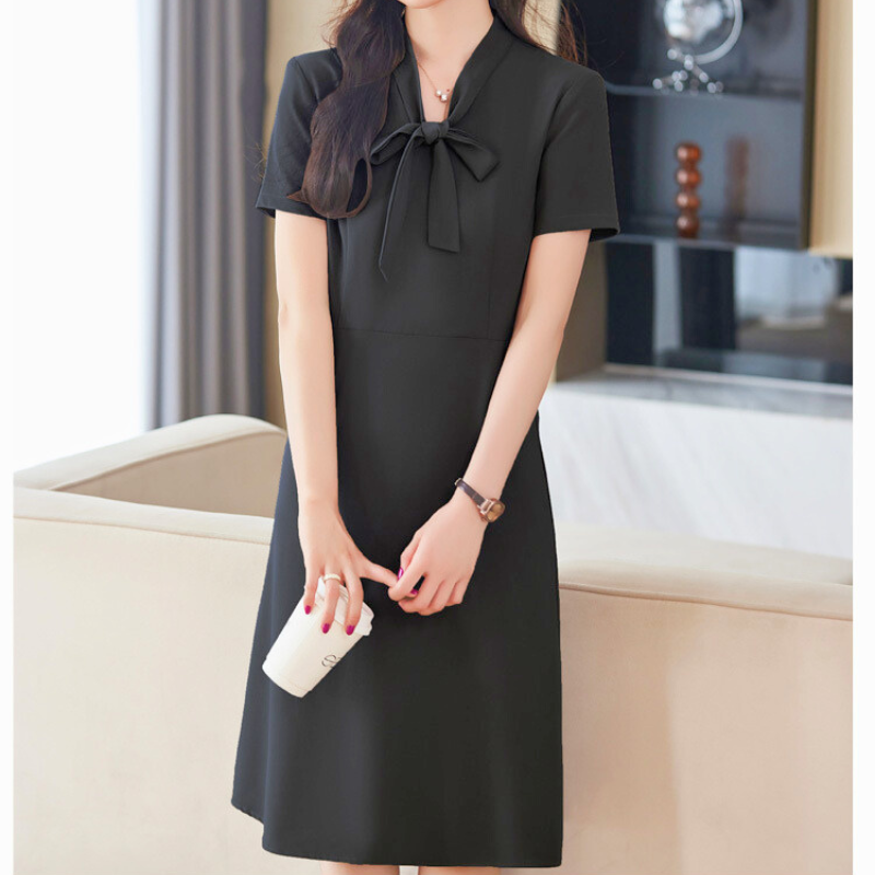 ブラックのきれいめワンピースを着た女性