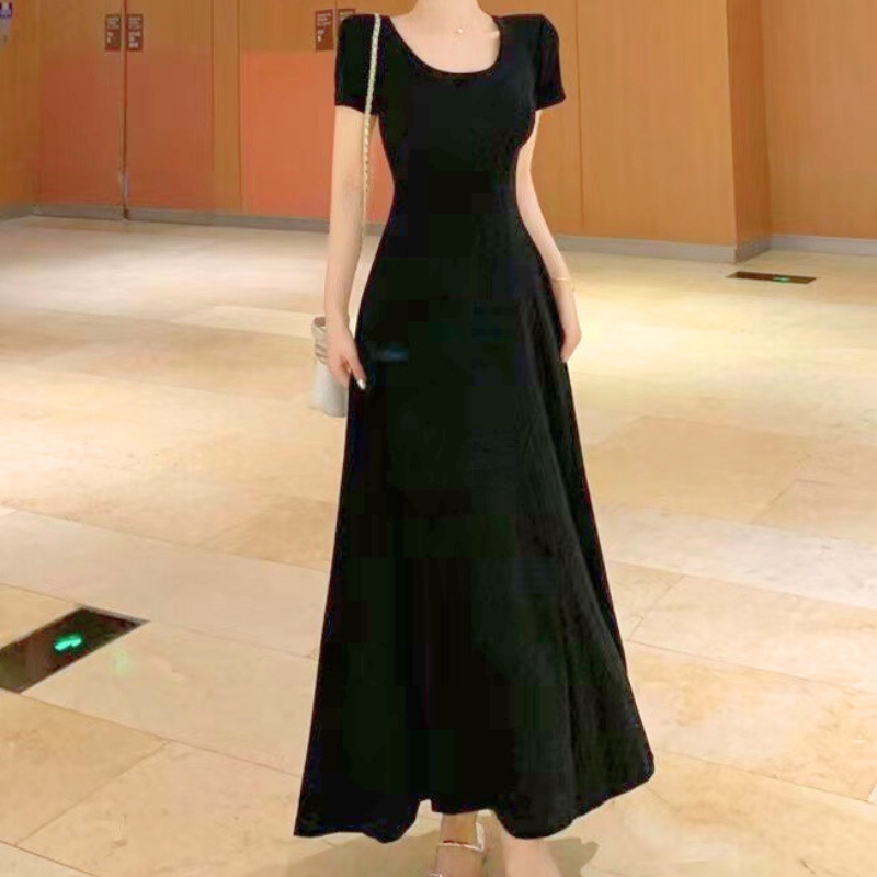 上品なブラックカラーとフィット&フレアの美シルエットが印象的な夏ワンピース