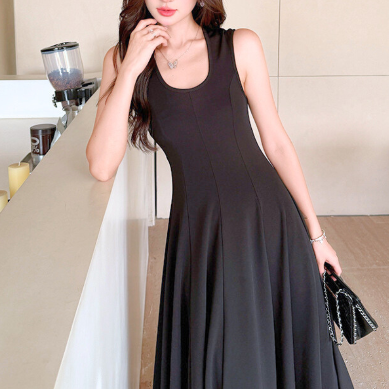 黒ノースリーブワンピース 上半身のフィット感が美しいアップ画像