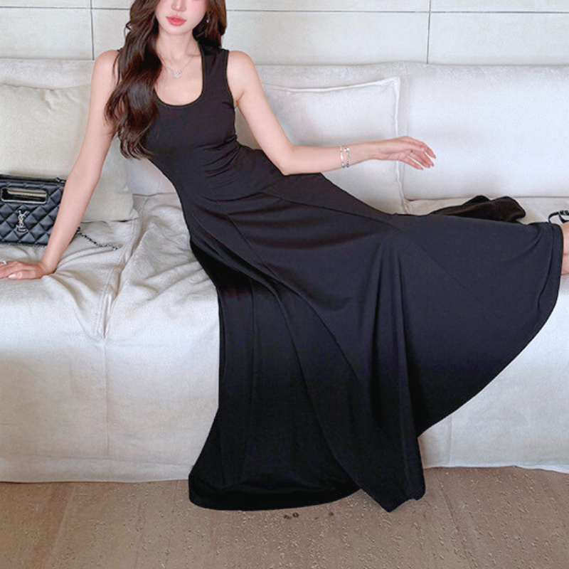 ソファに座り広がるスカートラインが華やかな黒ワンピース