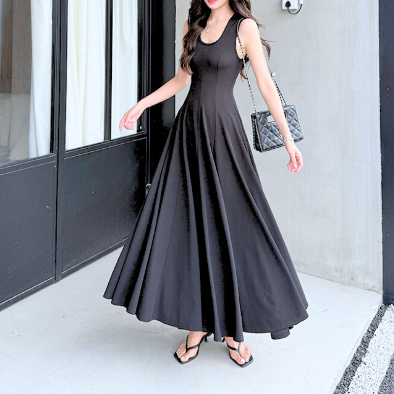 歩くたび揺れる黒フレアワンピース モードな横顔ショット