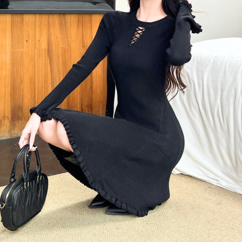 裾フリルが可愛いフレアシルエットの黒ニットワンピース 座り姿コーデ