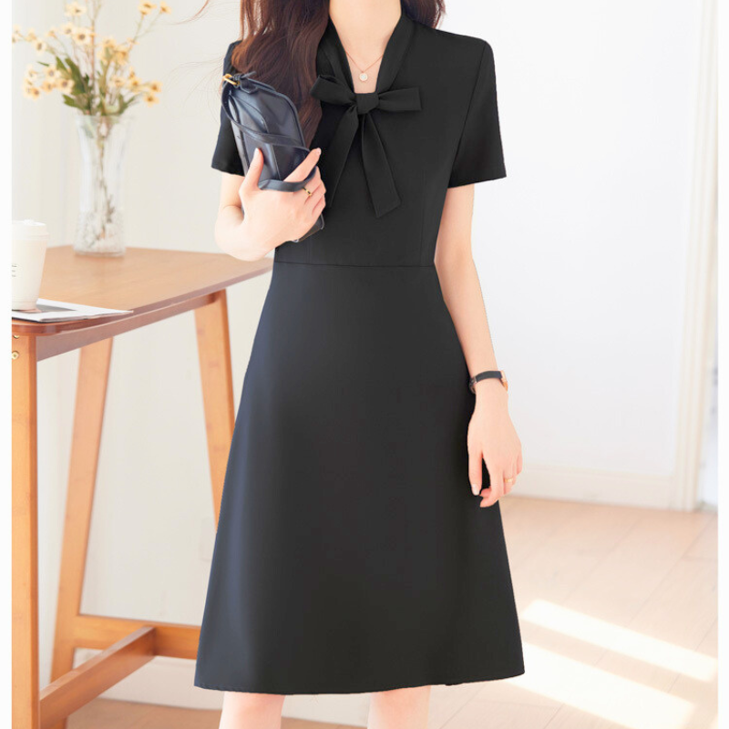 ブラックのフレアワンピース全体像