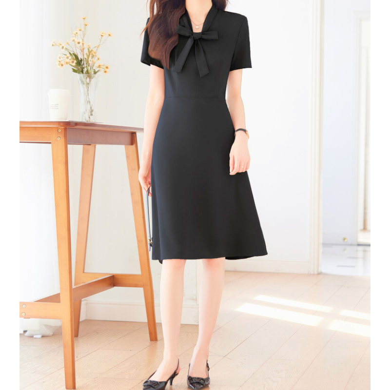 黒ワンピースで上品な夏スタイル