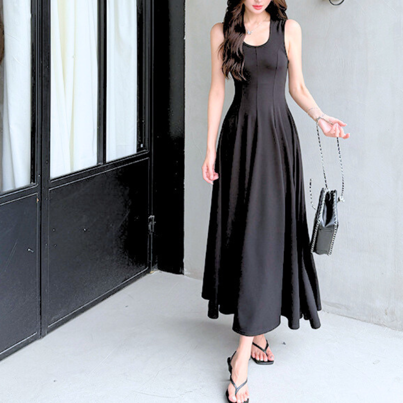 シンプルに着こなすブラックフレアワンピース 立ち姿コーデ