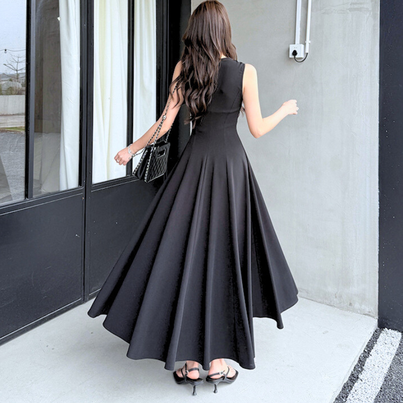 ドラマティックフレアが際立つ黒ノースリーブワンピース バックスタイル