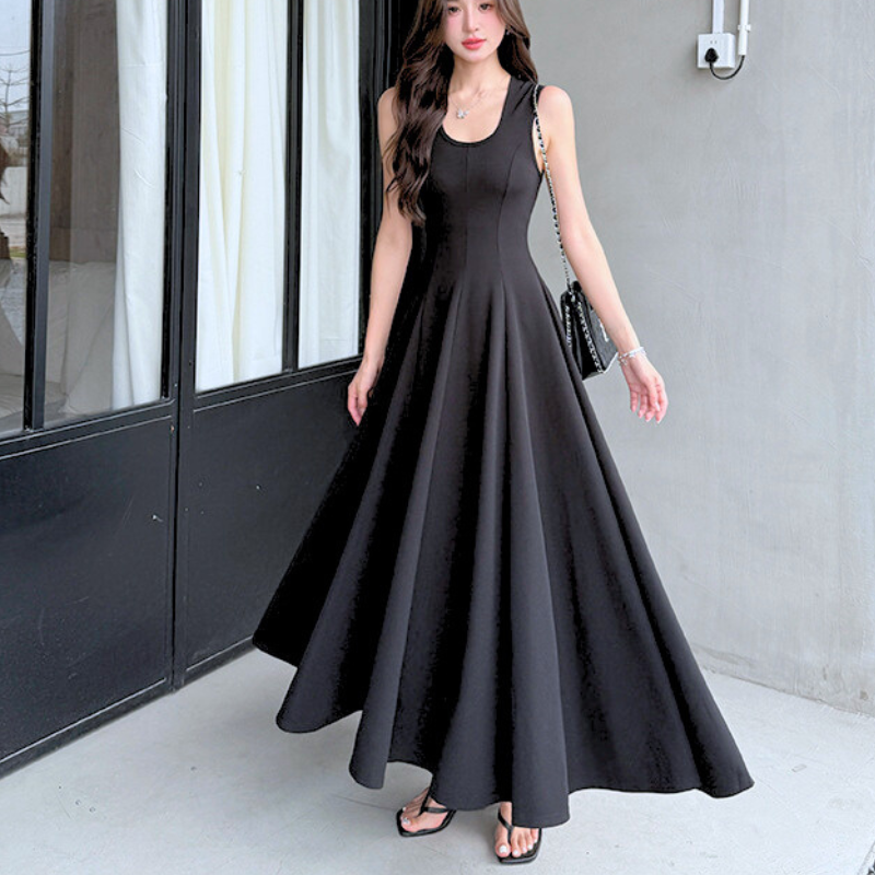 ドラマティックフレアが美しい黒ノースリーブワンピース 正面着用画像