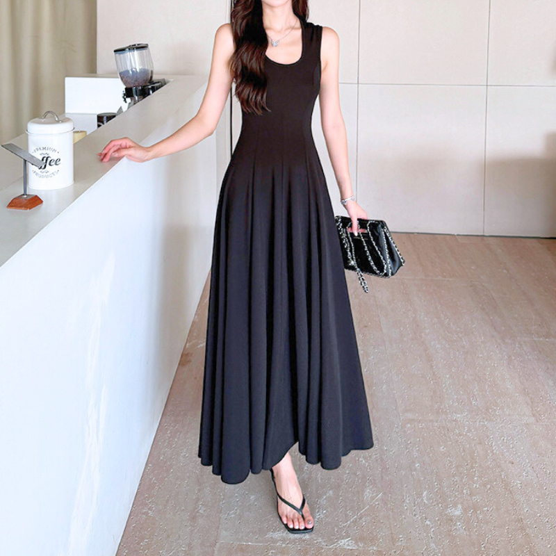 夏のリラックススタイルにぴったりなブラックフレアワンピース