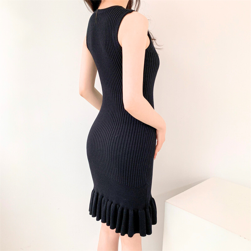 ブラックの裾フリルニットワンピースを斜め後ろから着た様子