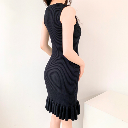 ブラックの裾フリルニットワンピースを斜め後ろから着た様子