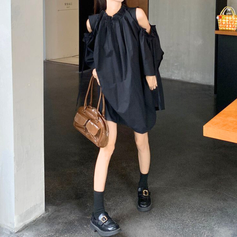 ブラックのワンピースで大人のリラックスカジュアルコーデ。