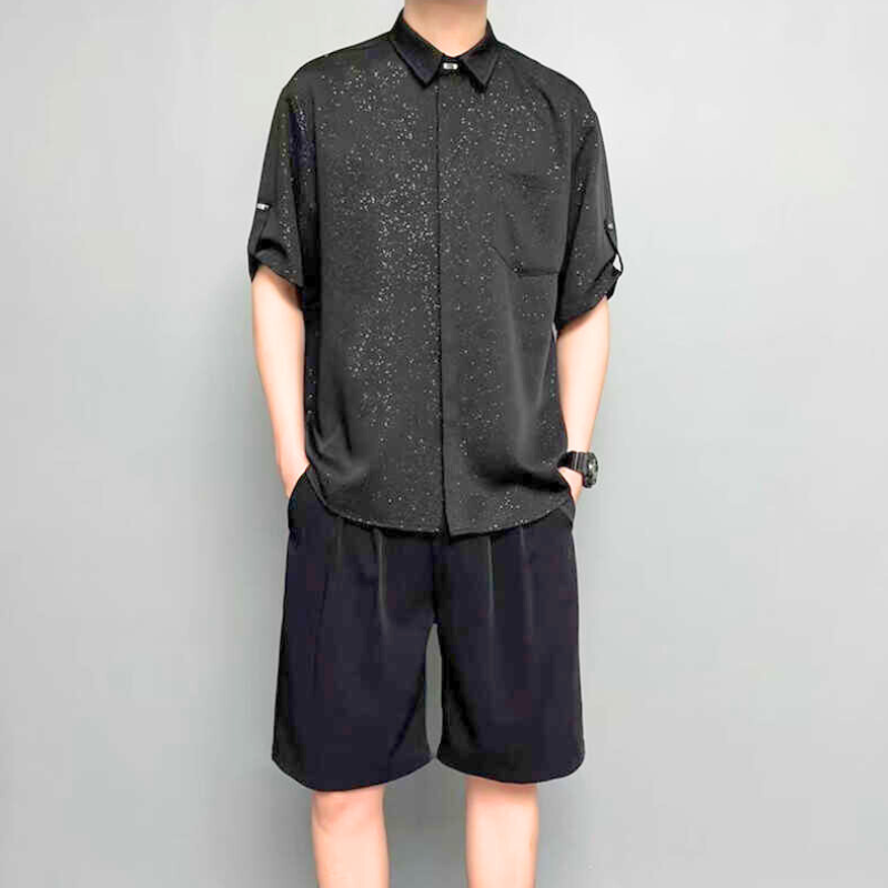 ブラックのラメ入りシャツと黒ハーフパンツの全身コーデ