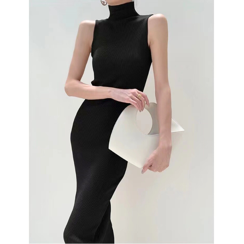 ブラックのハイネックリブニットタイトワンピース シンプルで上品な夏秋コーデ 30代女性