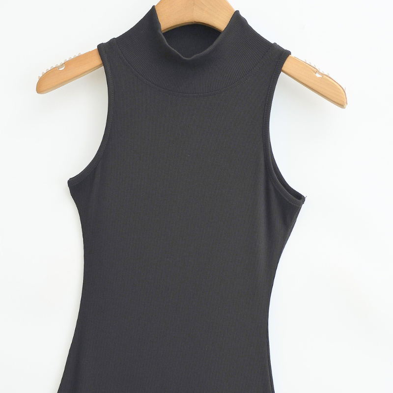 ブラックのワンピースのハイネック部分拡大