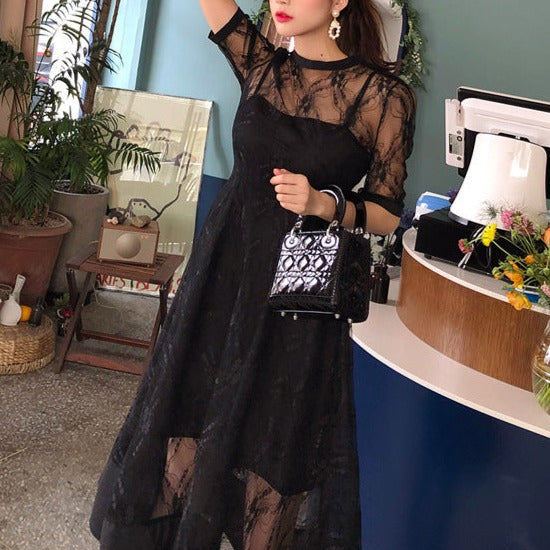 ペチコート付きで透けすぎない絶妙な肌見せを実現するブラックのハイネックレースフレアワンピース