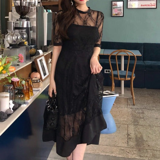 正面から見たブラックのハイネックレースシアーフレアワンピース ペチコート付で上品な透け感