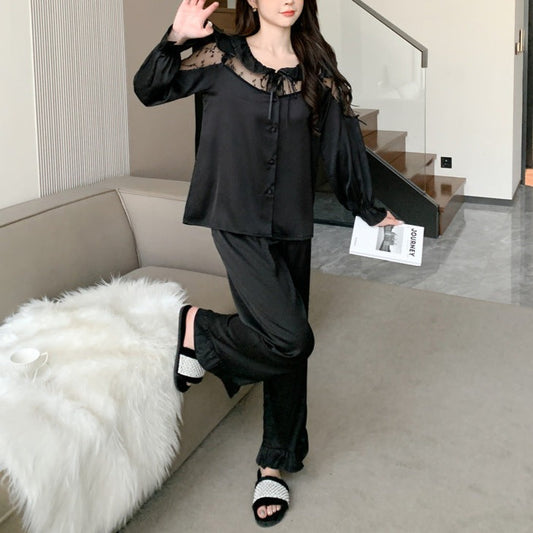 軽やかなアイスシルクと透け感レースを使用した黒の上下セット。肌ざわり抜群の春秋ルームウェア。