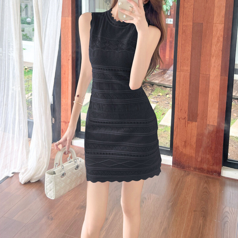 ミラー越しに撮影された黒のノースリーブニットワンピース