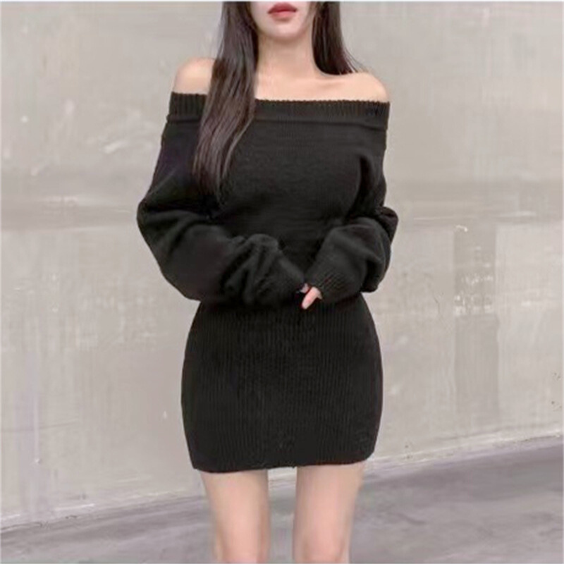 シンプルな黒ニットワンピ。秋冬のモノトーンコーデに最適。