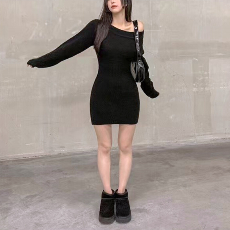 ブラックのニットワンピース。夜のデートにもぴったりな色気コーデ。