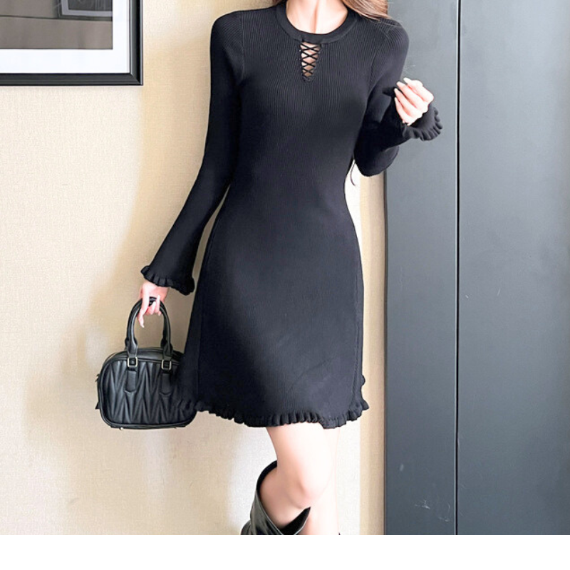 黒の編み上げネックリブニットワンピースを着た女性 上品な秋冬デートコーデ