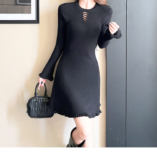 黒の編み上げネックリブニットワンピースを着た女性 上品な秋冬デートコーデ