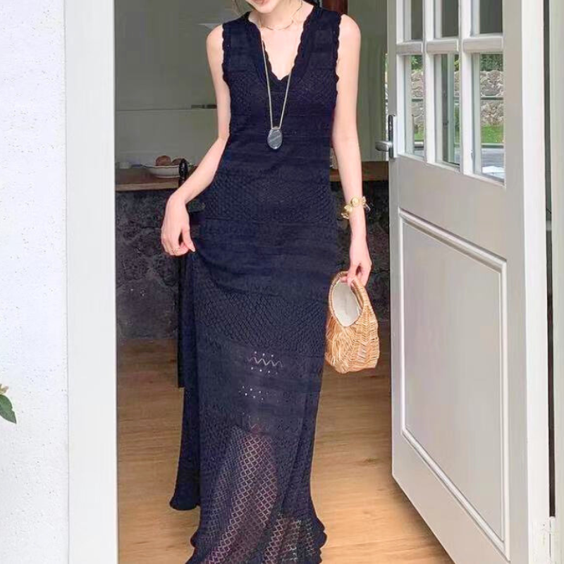 籠バッグと黒ワンピの大人可愛いサマースタイル