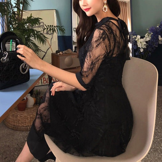 背中のV字カットとリボンが映えるブラックのハイネックレースドレスを後ろから撮影