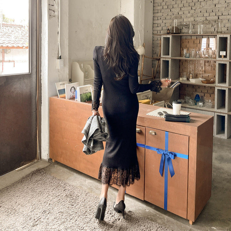 上品なブラックレースワンピースでデートに向かう女性