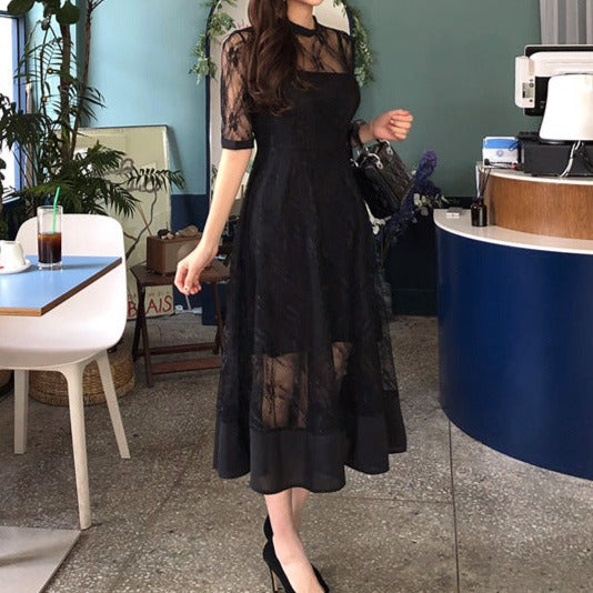 透け感を強調したレースの切り替えが美しいブラックワンピースを斜め横から撮影