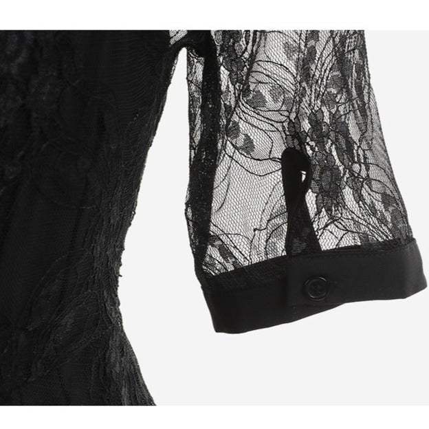 ブラックハイネックシアーワンピースのフェミニンな繊細なレース袖をアップで撮影