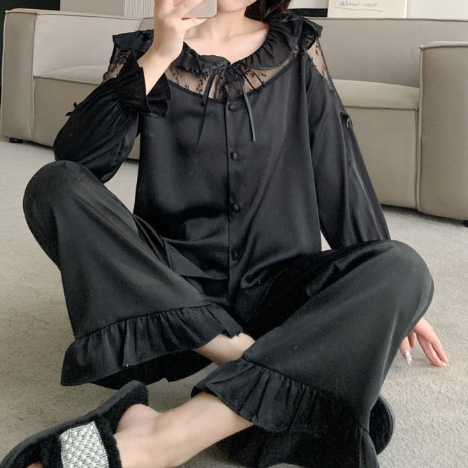 袖にレースをあしらった黒のアイスシルクルームウェア。甘すぎず大人可愛い。